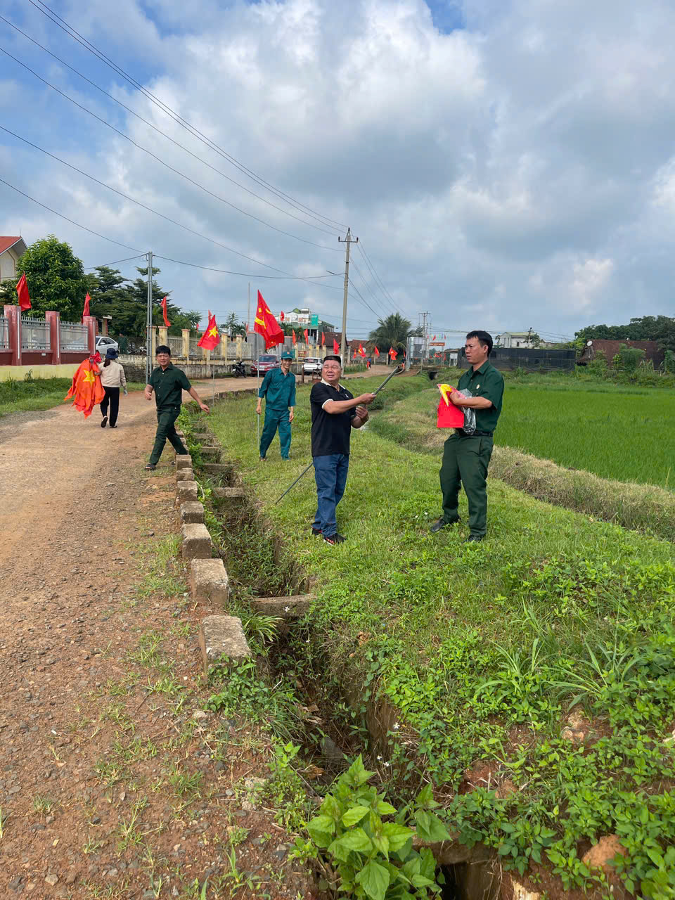 gen-h-THAM GIA LÀM ĐƯỜNG CỜ